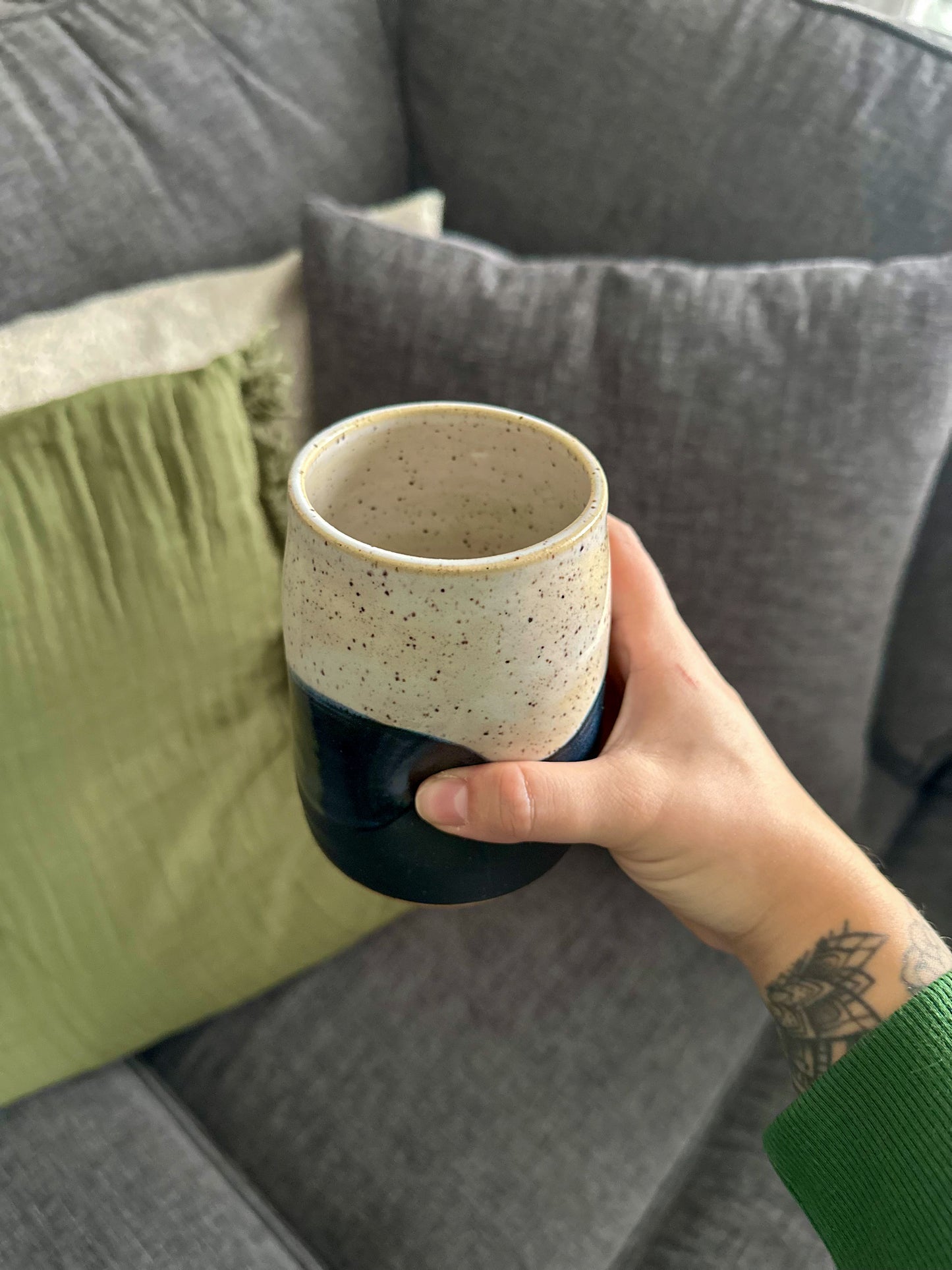 BLACK + WHITE WAVY THUMB CUP