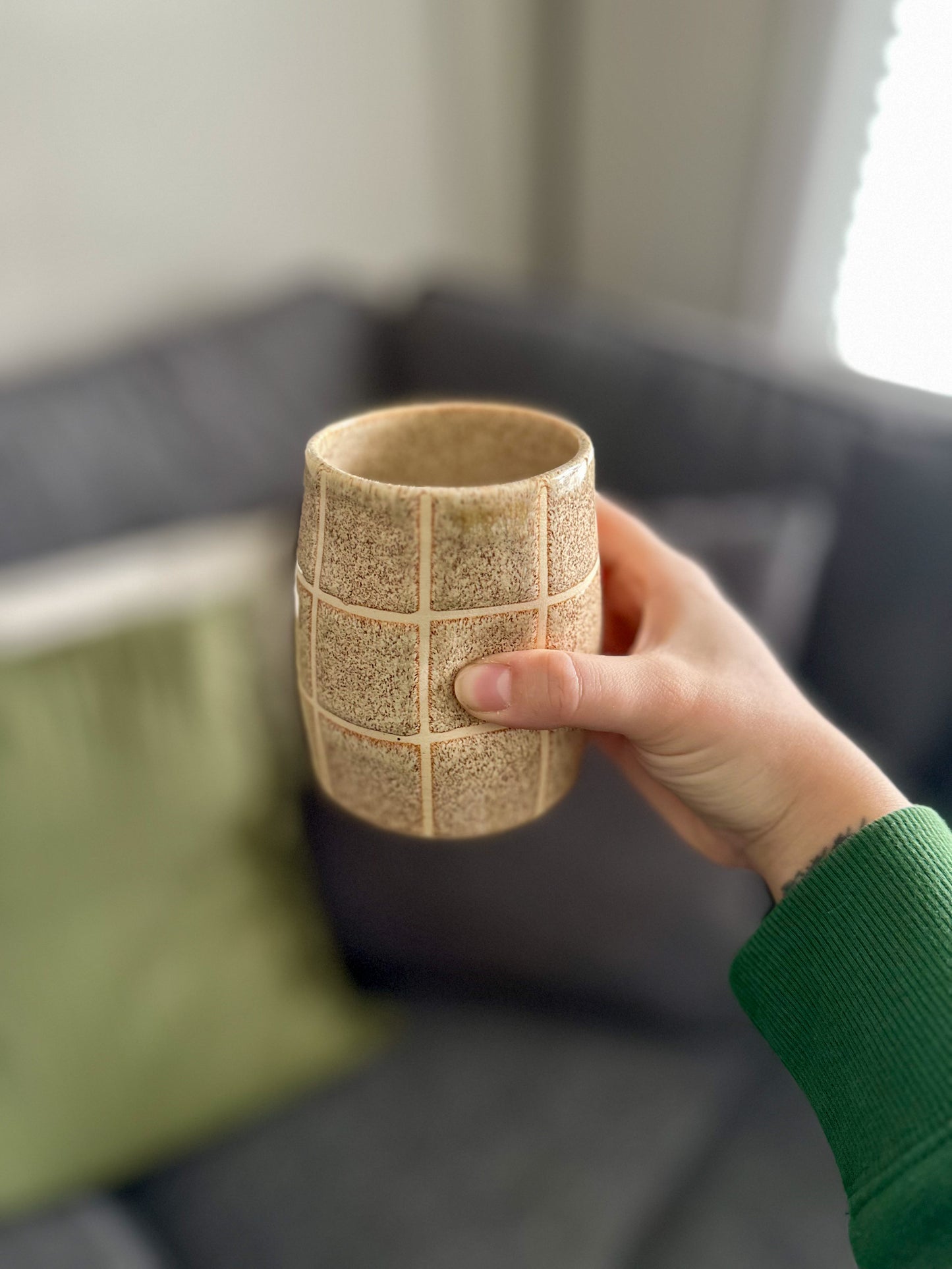 BROWN SPECK GRID THUMB CUP