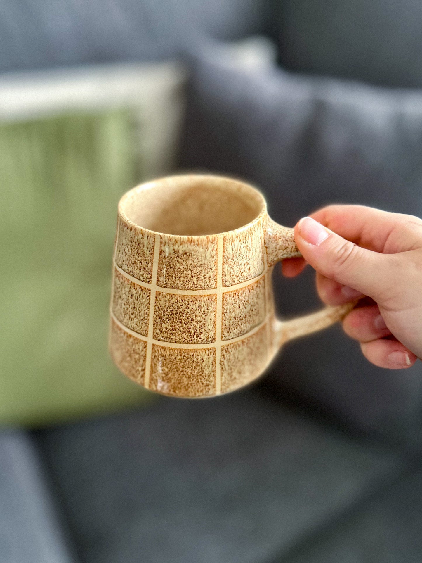 BROWN SPECK GRID MUG