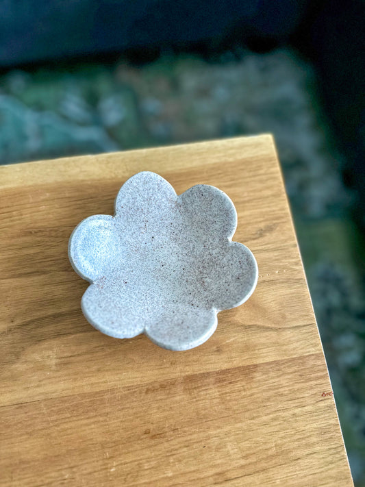 FLOWER TRINKET DISH - OATMEAL