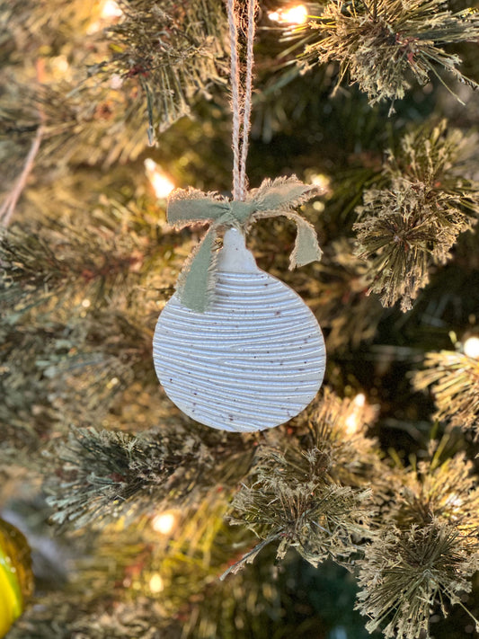 ROUND ORNAMENT - CARVED CREAM