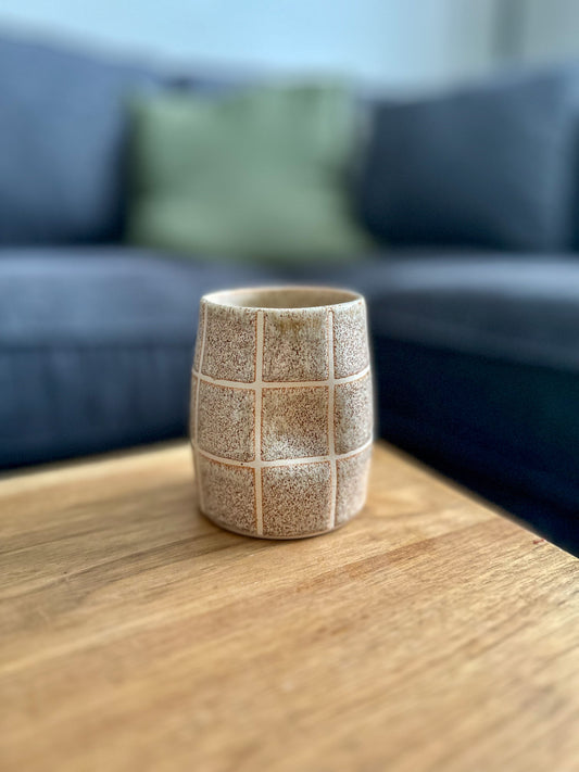 BROWN SPECK GRID THUMB CUP