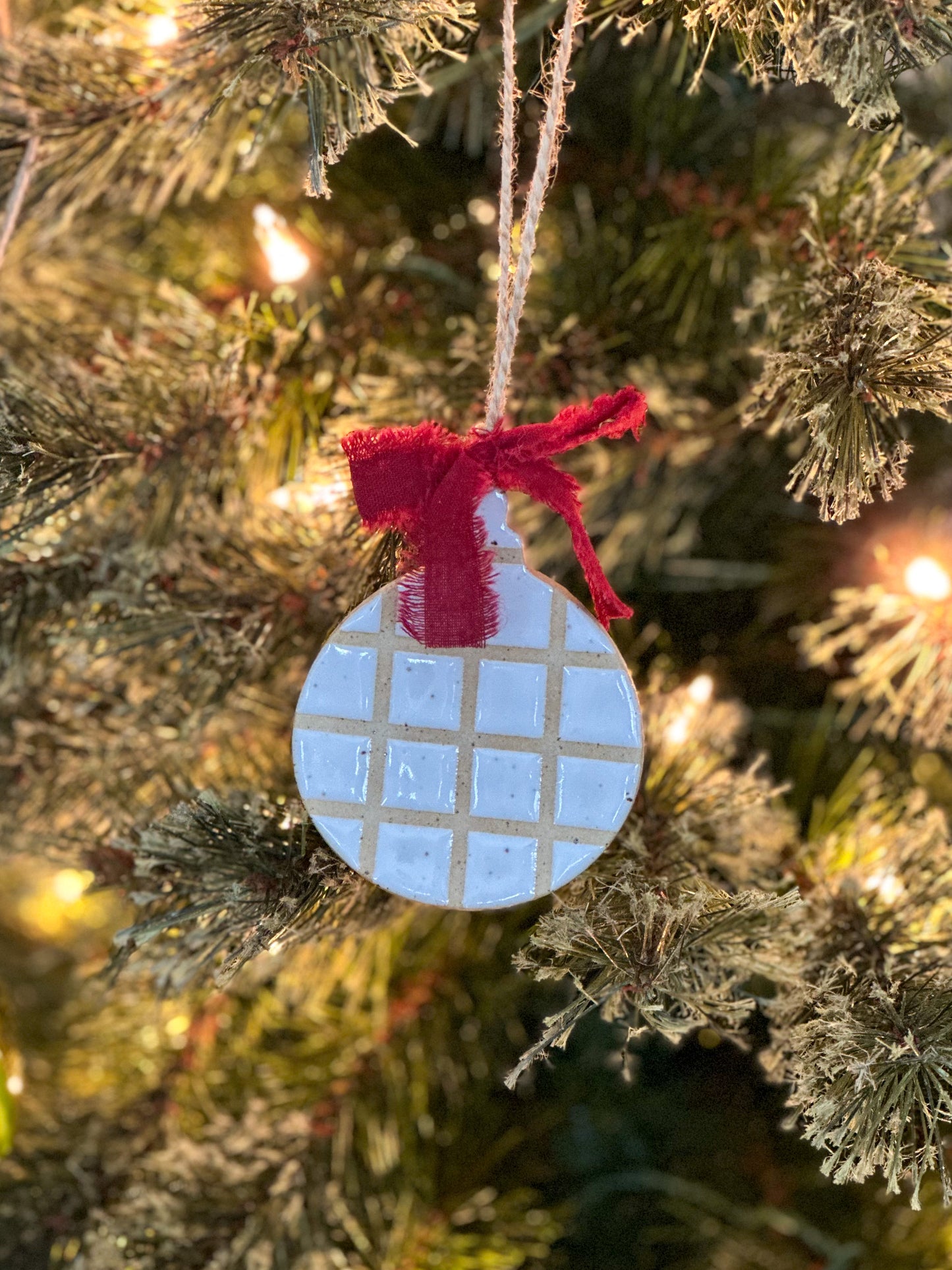 ROUND ORNAMENT - WHITE