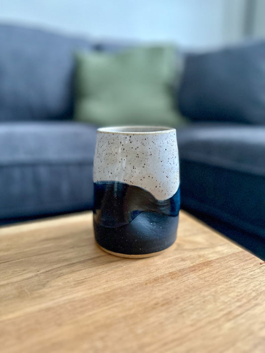 BLACK + WHITE WAVY THUMB CUP