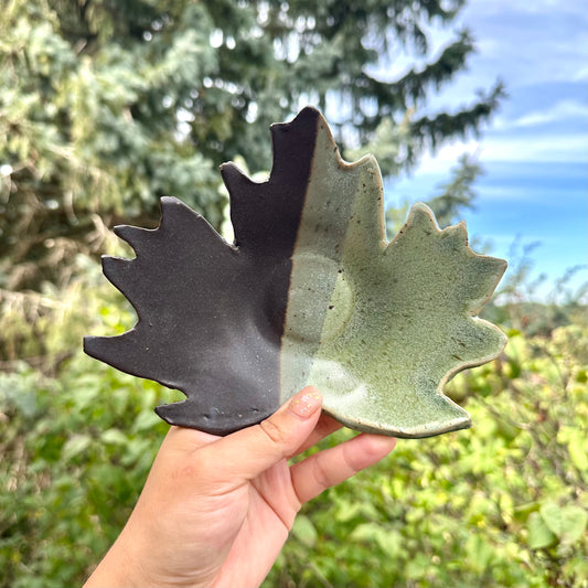 MAPLE LEAF TRINKET DISH - BLACK/GREEN